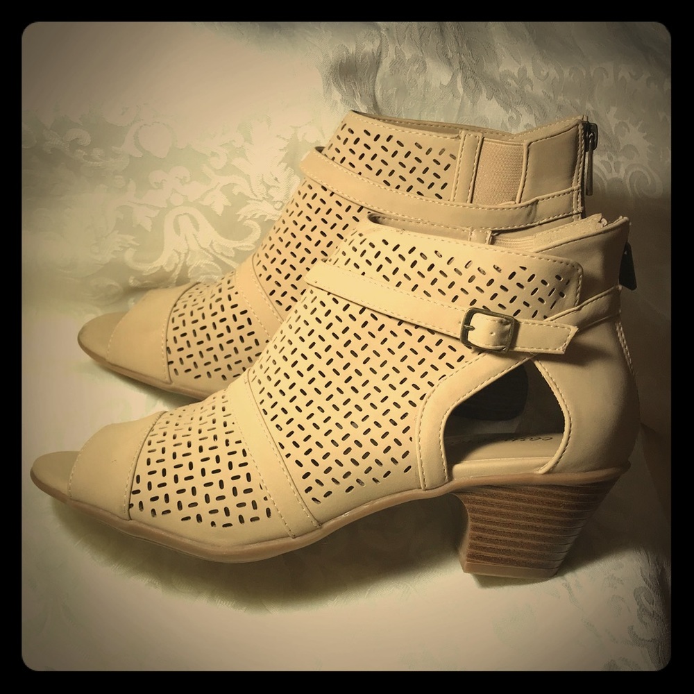 Easy Street Carrigan Sandals